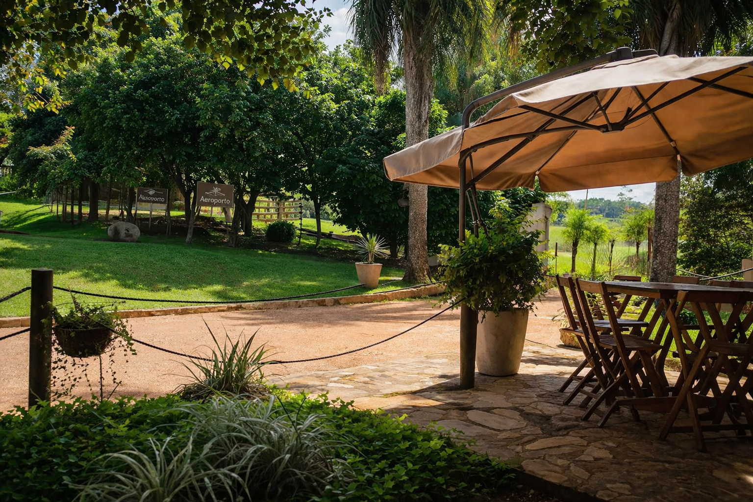 Terraço com jardim, guarda-sol e gramado verde