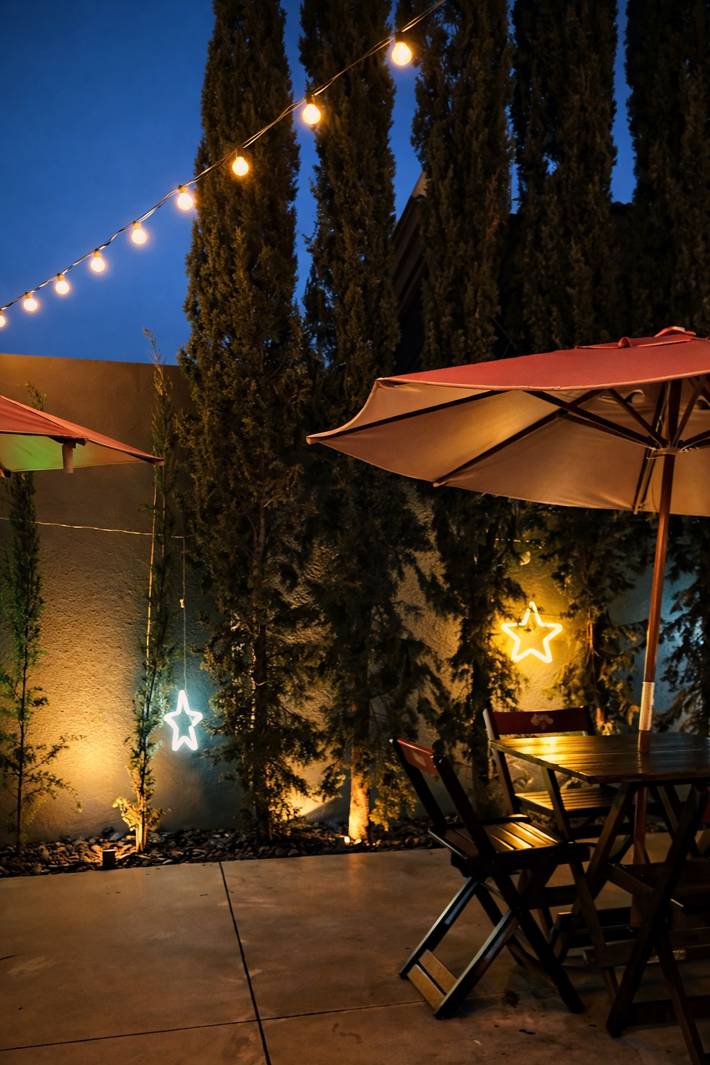 Área externa noturna com luzes decorativas