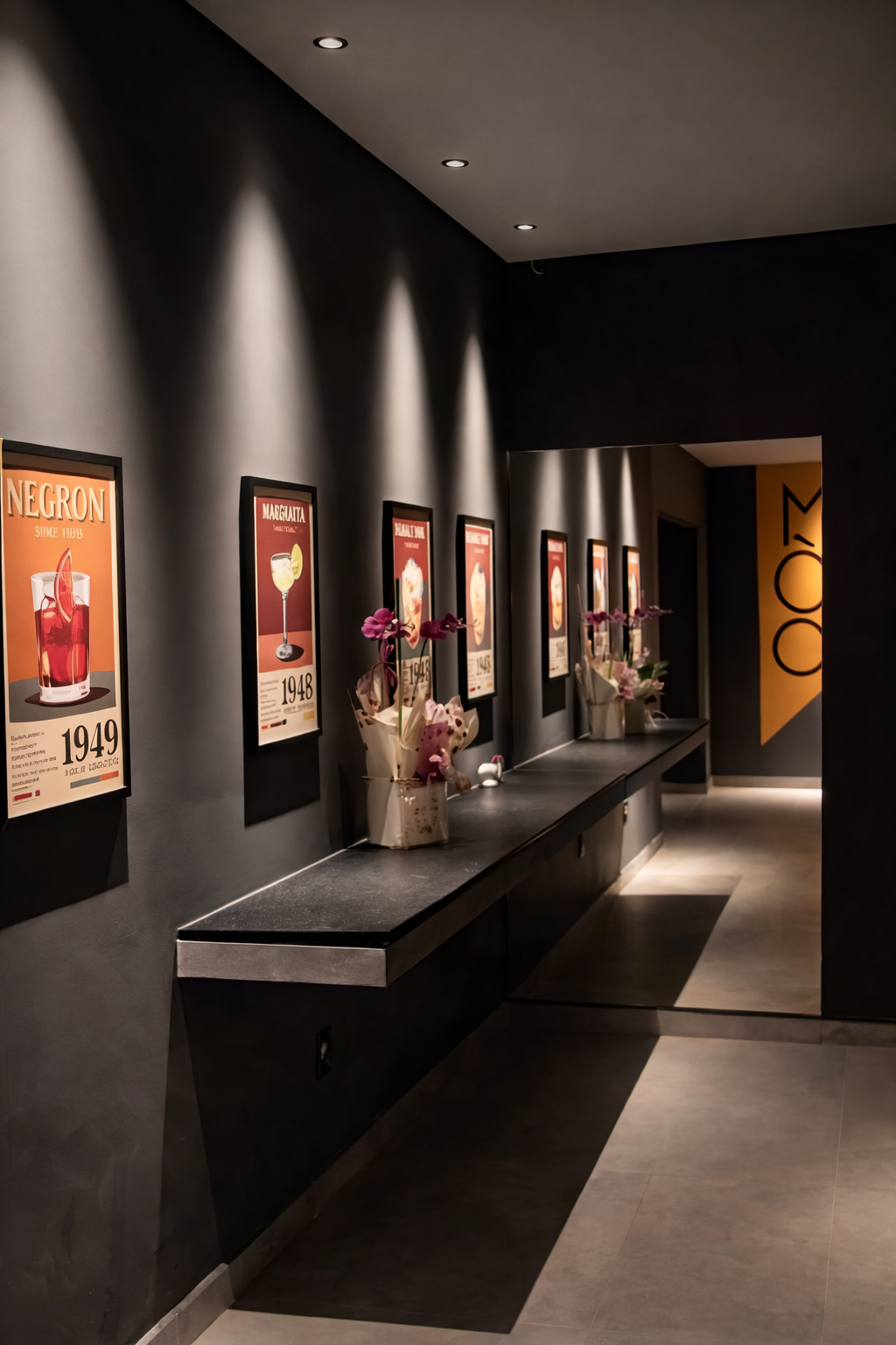 Corredor decorado com quadros de drinks