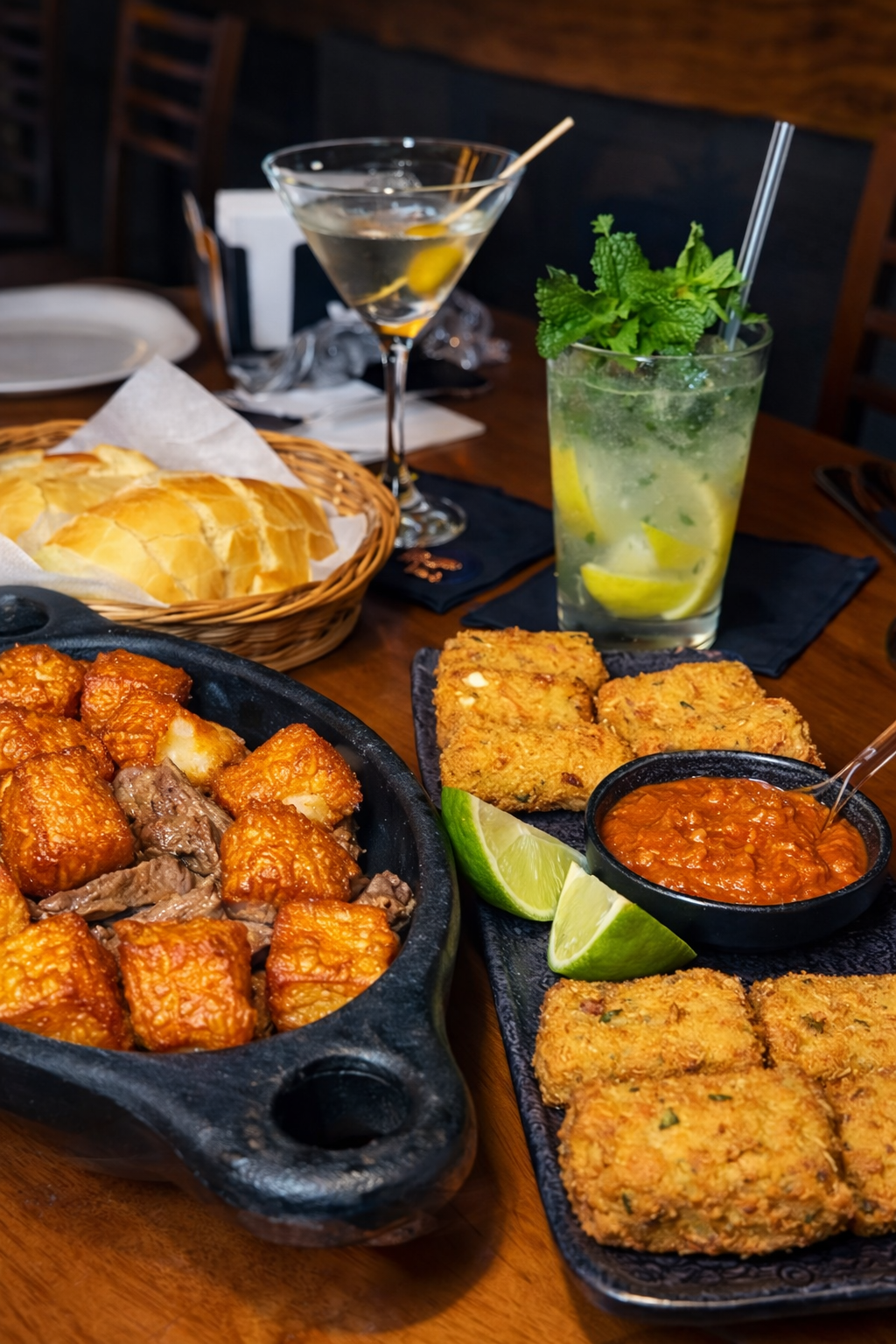 Porções e drinks servidos na mesa